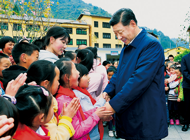 2019年4月15日至17日，中共中央總書記、國家主席、中央軍委主席習(xí)近平在重慶考察，并主持召開解決“兩不愁三保障”突出問題座談會。這是4月15日下午，習(xí)近平在石柱土家族自治縣中益鄉(xiāng)小學(xué)同學(xué)生們親切交談，詢問他們學(xué)習(xí)和生活情況。 